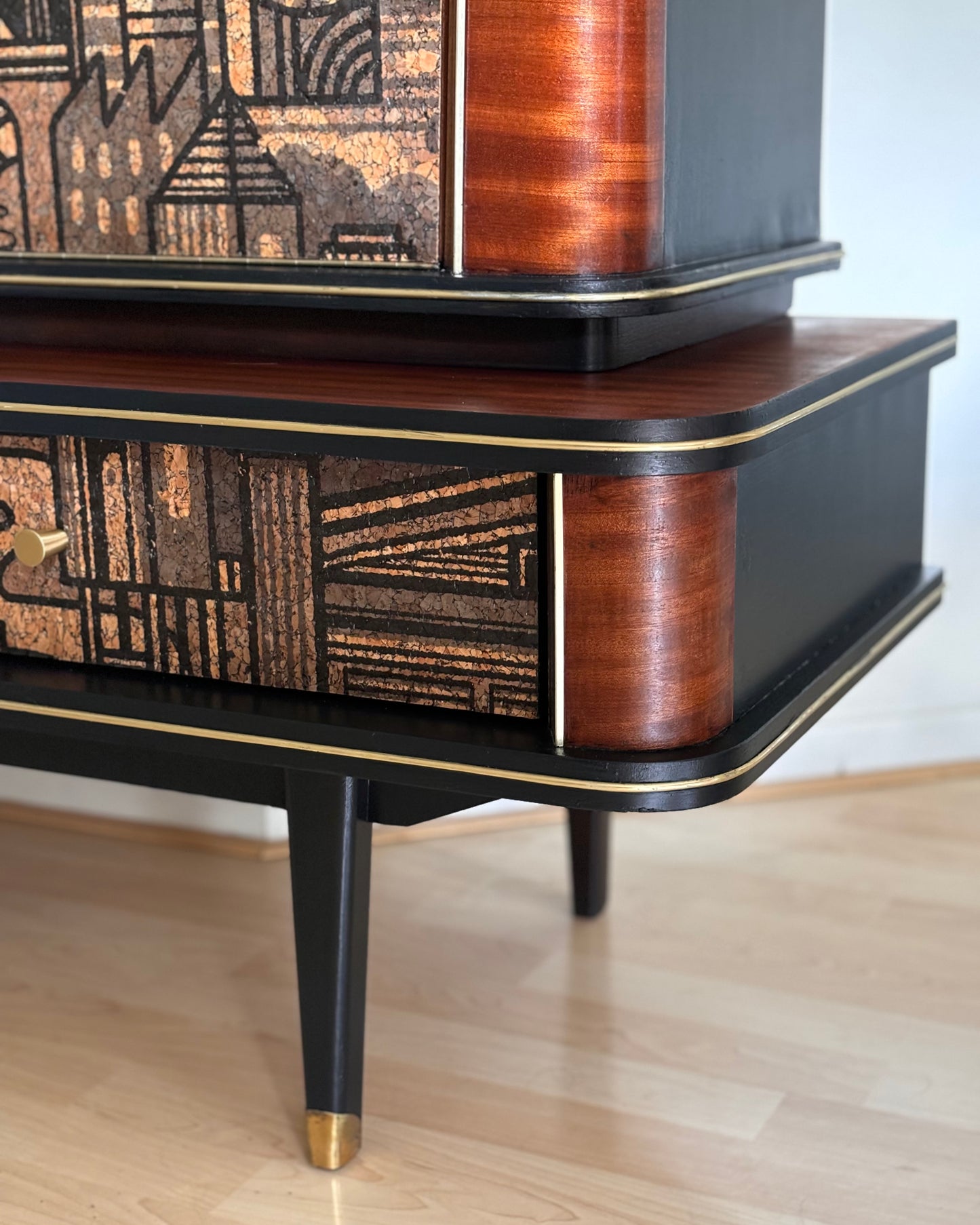 Vintage midcentury drankenkast met vitrine met ‘Hit the North’ kurkprint | The Vintage Vibe
