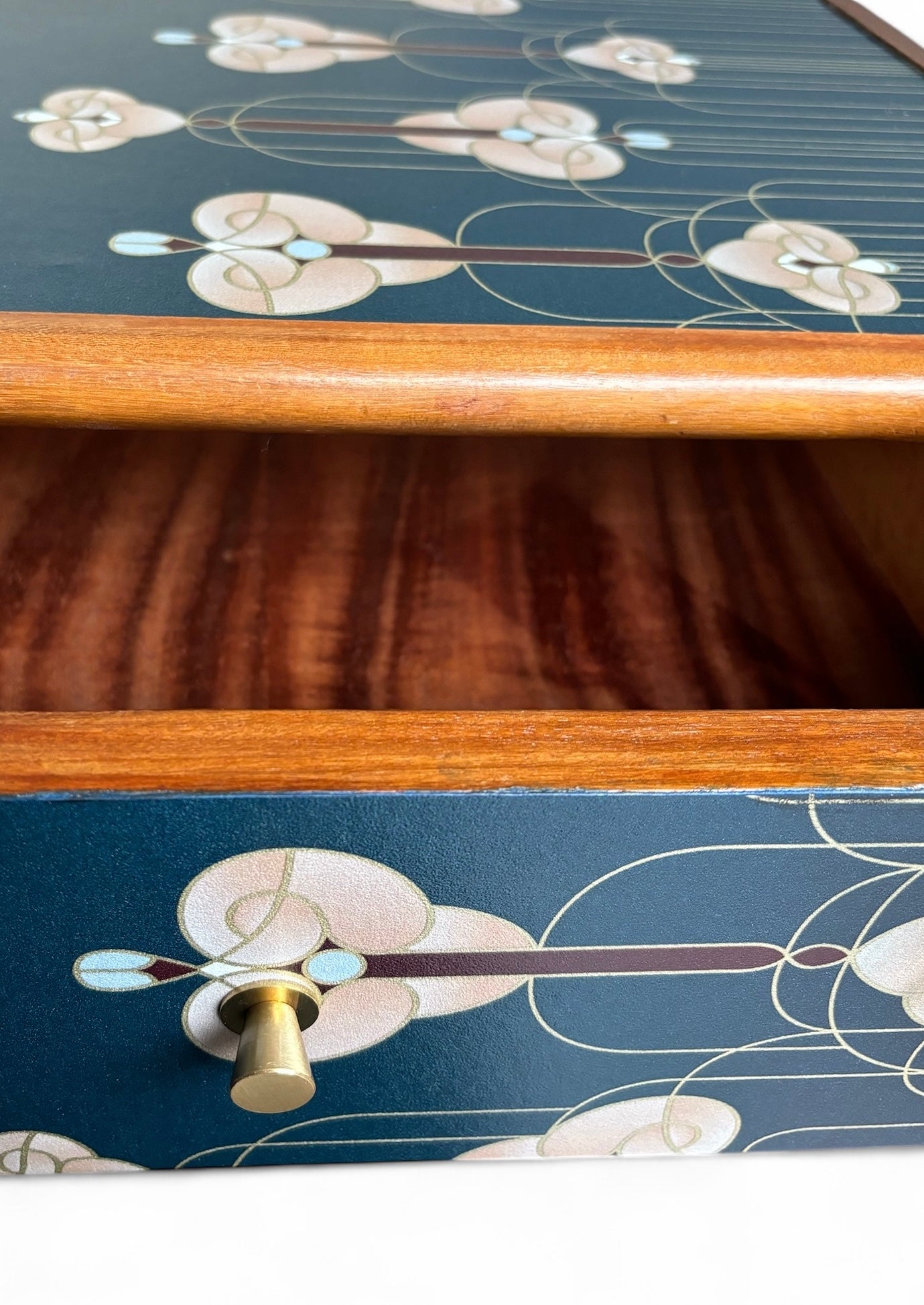 Vintage nachtkastjes bekleed met Art Deco print in goud met blauw | The Vintage Vibe