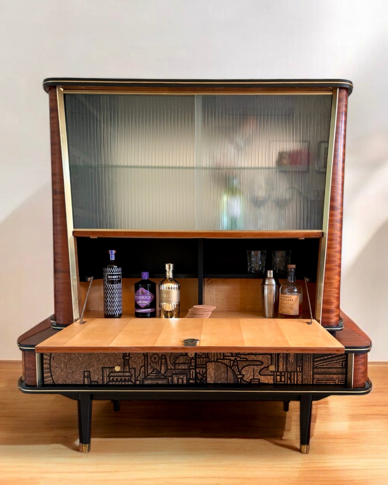Vintage midcentury drankenkast met vitrine met ‘Hit the North’ kurkprint | The Vintage Vibe