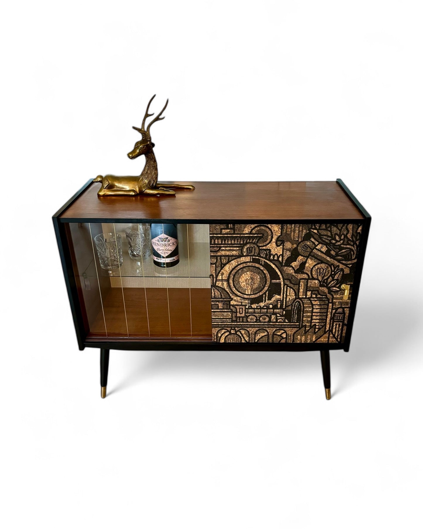 Mid Century dressoir met ‘Hit the North’ kurkprint | The Vintage Vibe