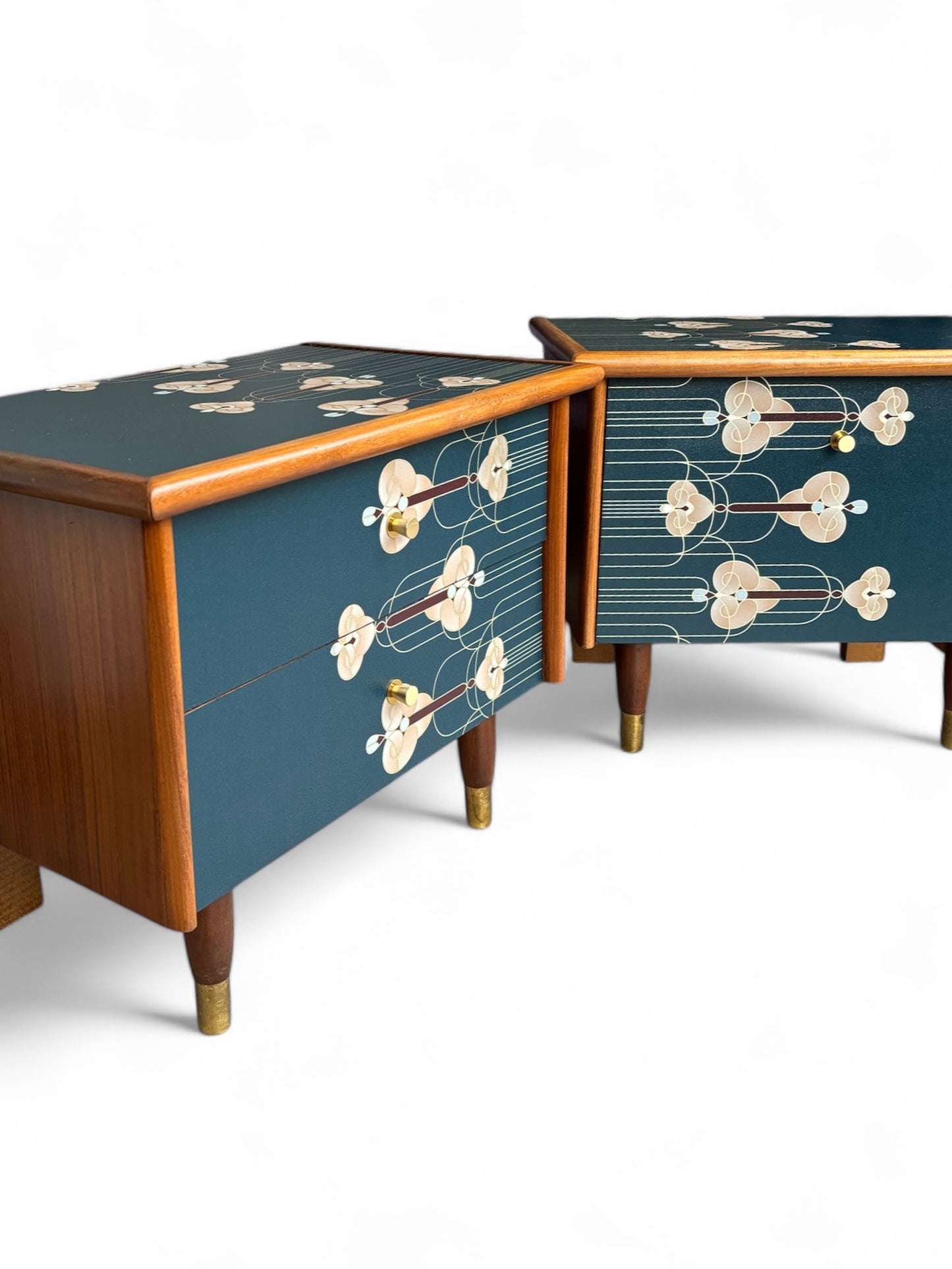 Vintage nachtkastjes bekleed met Art Deco print in goud met blauw | The Vintage Vibe