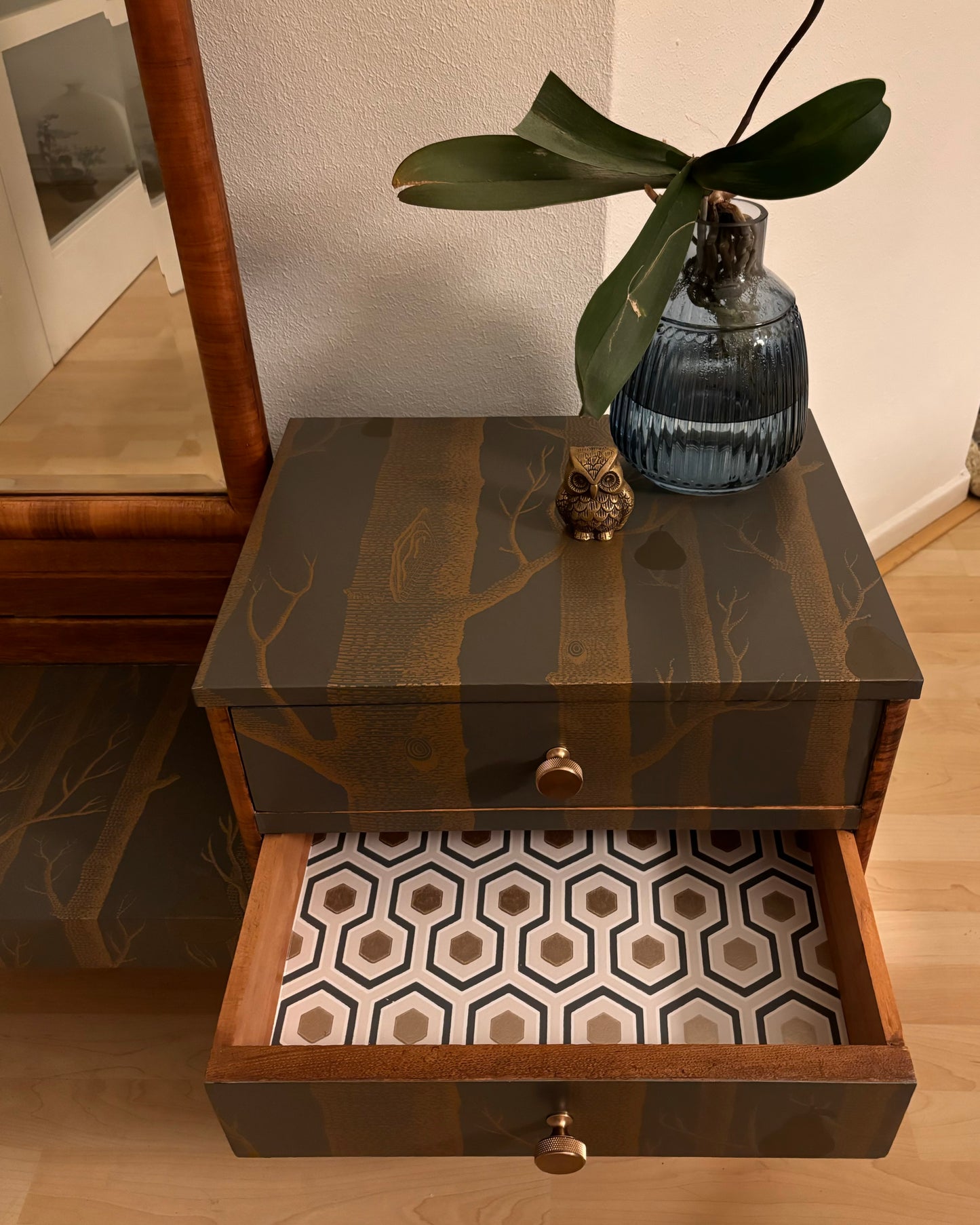 Vintage dressoir met spiegel bekleed met Woods & Pears van Cole&Son | The Vintage Vibe
