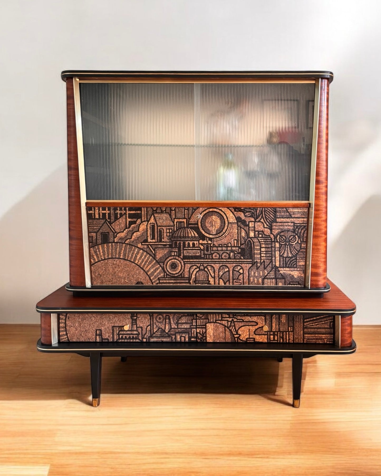 Vintage midcentury drankenkast met vitrine met ‘Hit the North’ kurkprint | The Vintage Vibe