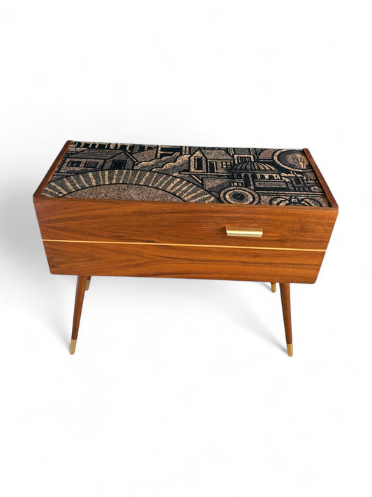 Mid Century dressoir met ‘Hit the North’ kurkprint | The Vintage Vibe