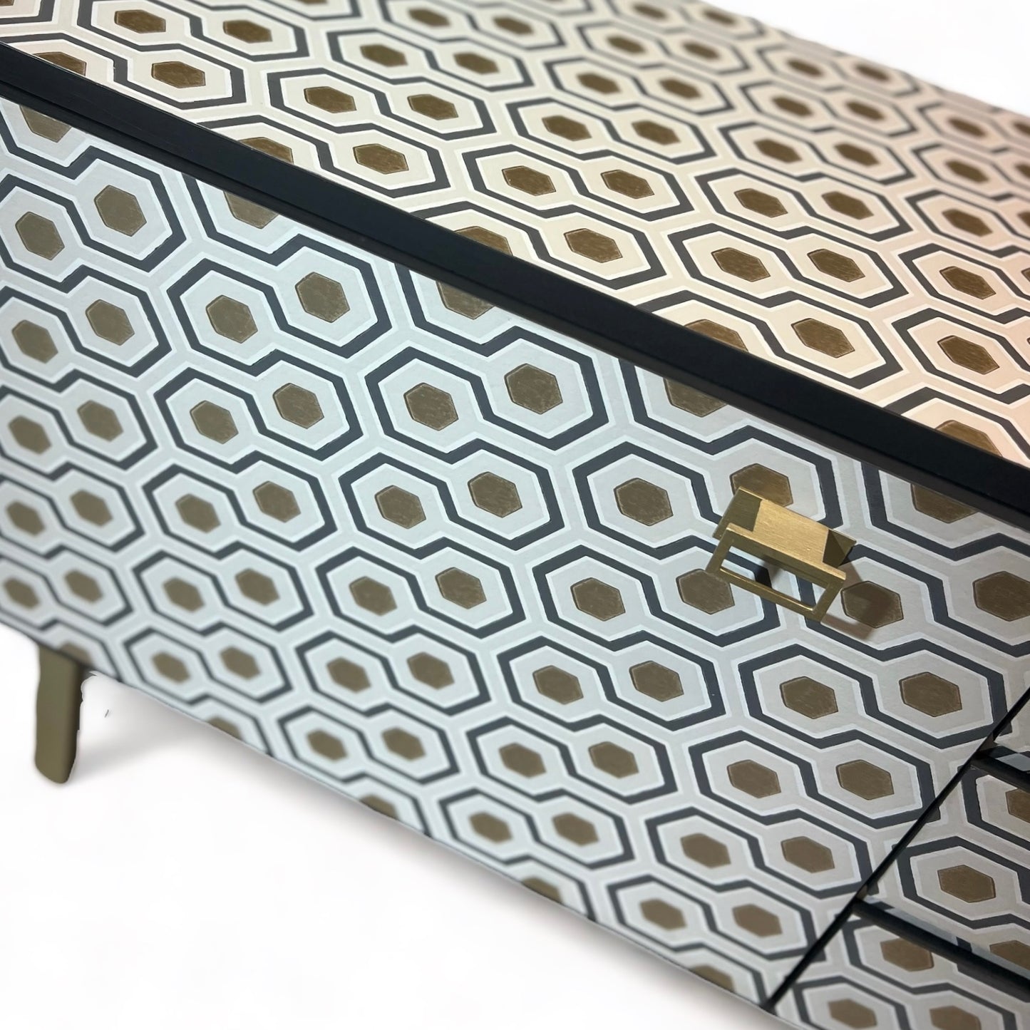 Vintage dressoir bekleed met Hicks Hexagon van Cole and Son | The Vintage Vibe