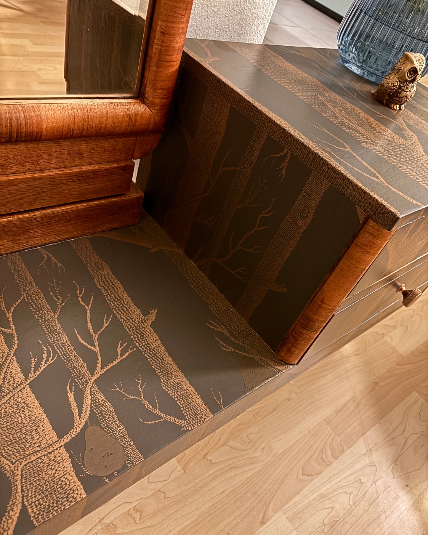 Vintage dressoir met spiegel bekleed met Woods & Pears van Cole&Son | The Vintage Vibe