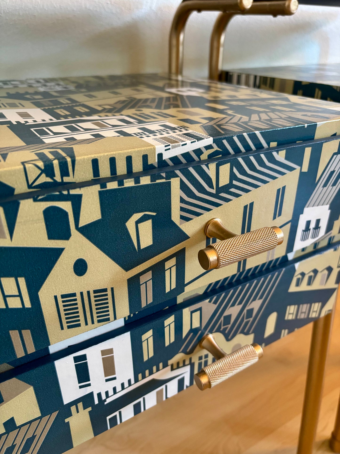 Vintage nachtkastjes bekleed met met Emma's Apartment van Mini Moderns | The Vintage Vibe