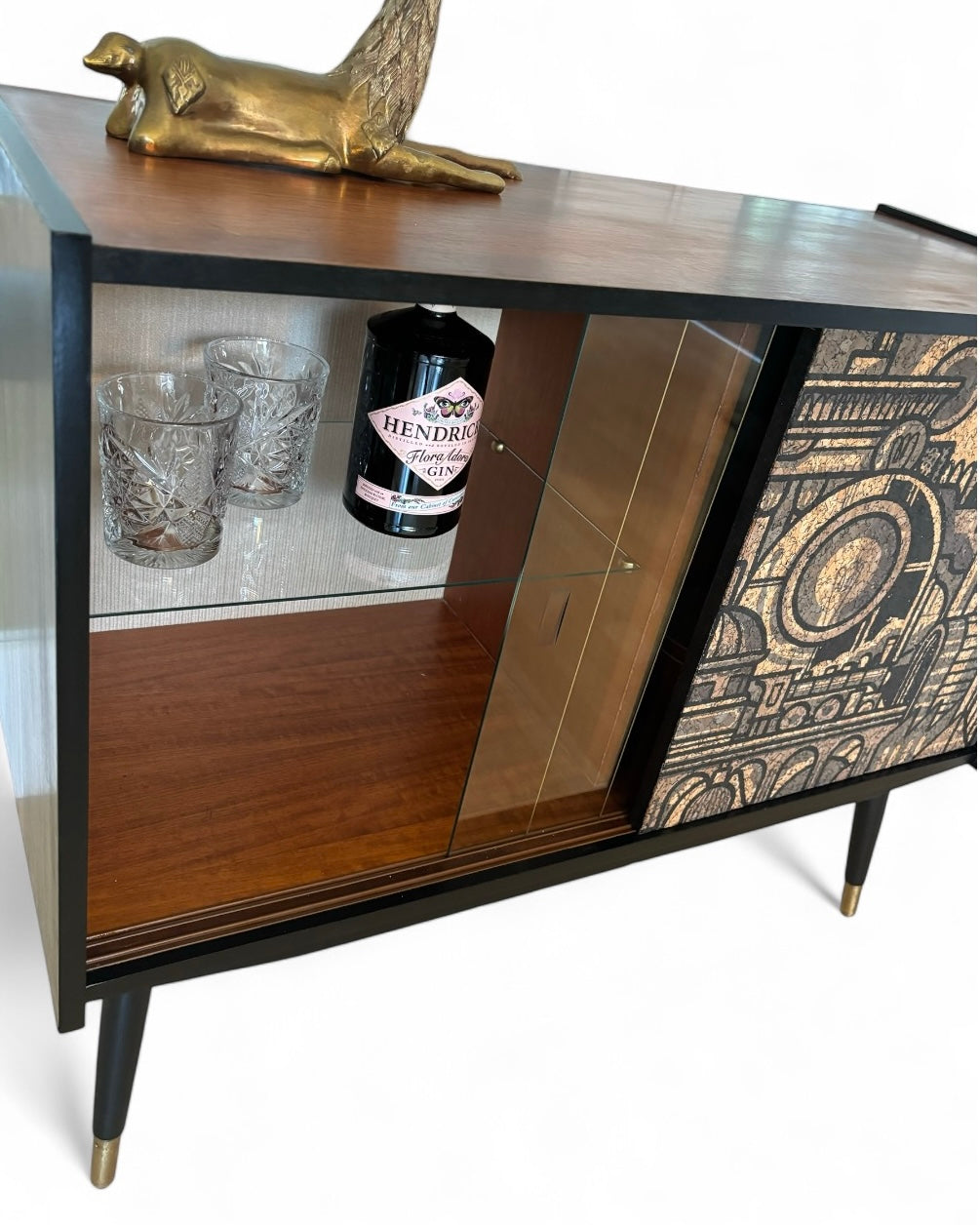 Mid Century dressoir met ‘Hit the North’ kurkprint | The Vintage Vibe