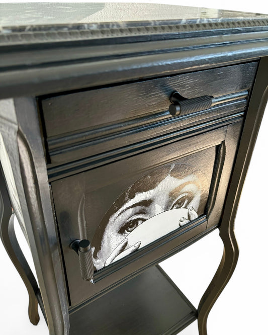 Vintage kastje met marmer blad en Fornasetti Tema e Variazioni | The Vintage Vibe