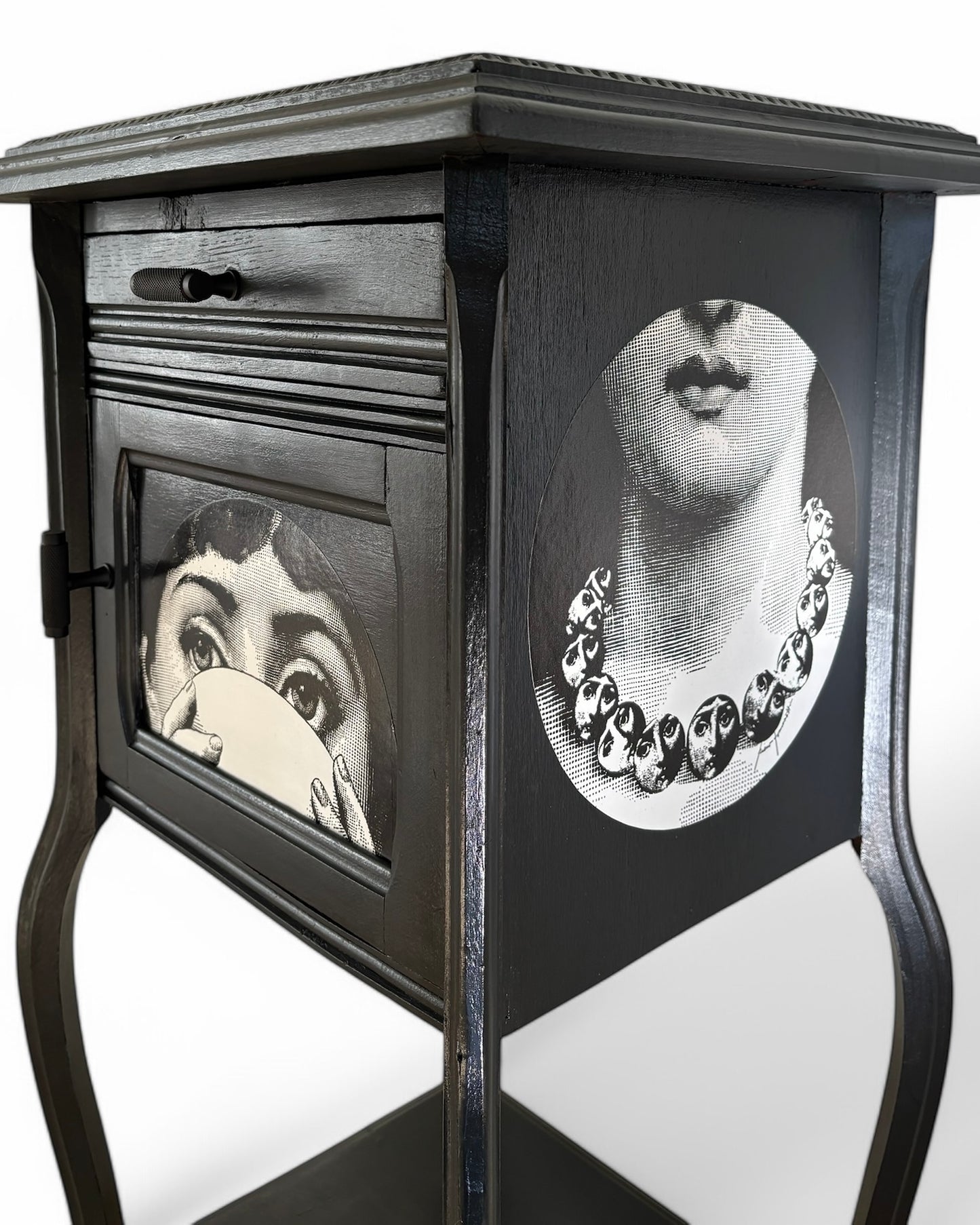 Vintage kastje met marmer blad en Fornasetti Tema e Variazioni | The Vintage Vibe
