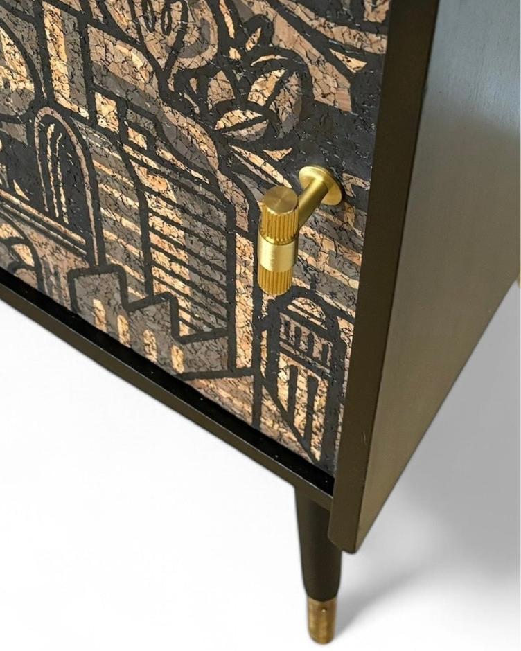 Mid Century dressoir met ‘Hit the North’ kurkprint | The Vintage Vibe