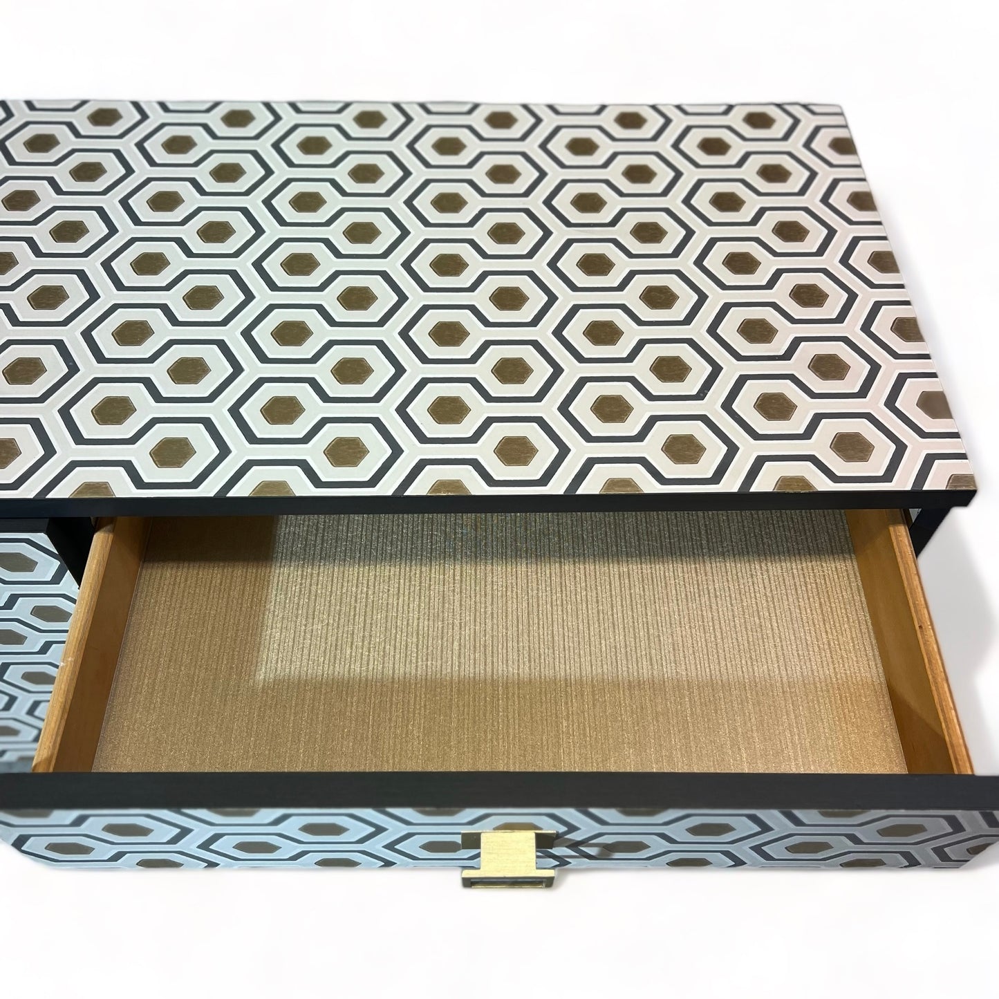 Vintage dressoir bekleed met Hicks Hexagon van Cole and Son | The Vintage Vibe