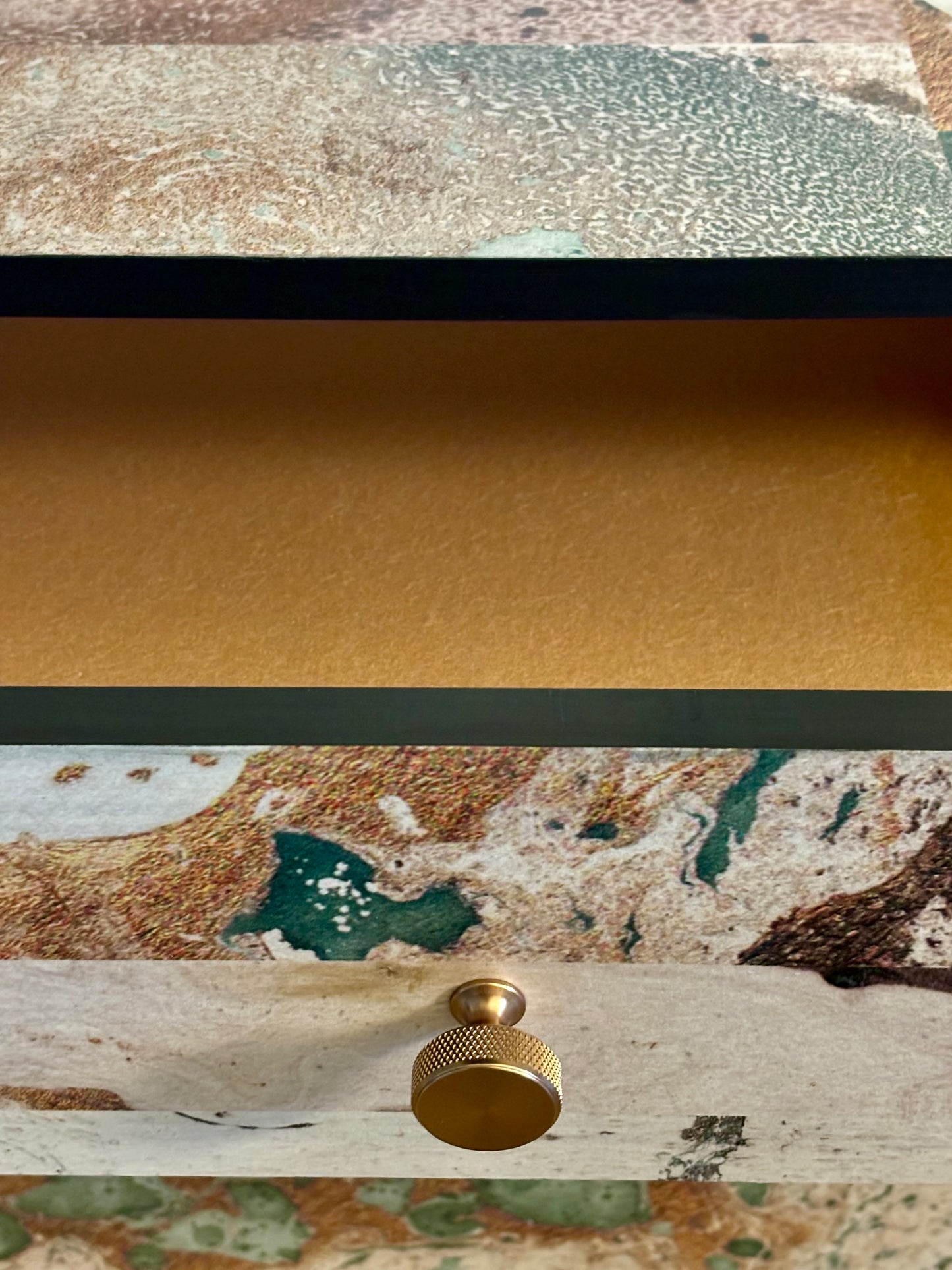 Vintage bedside tables covered with marble print | The Vintage Vibe