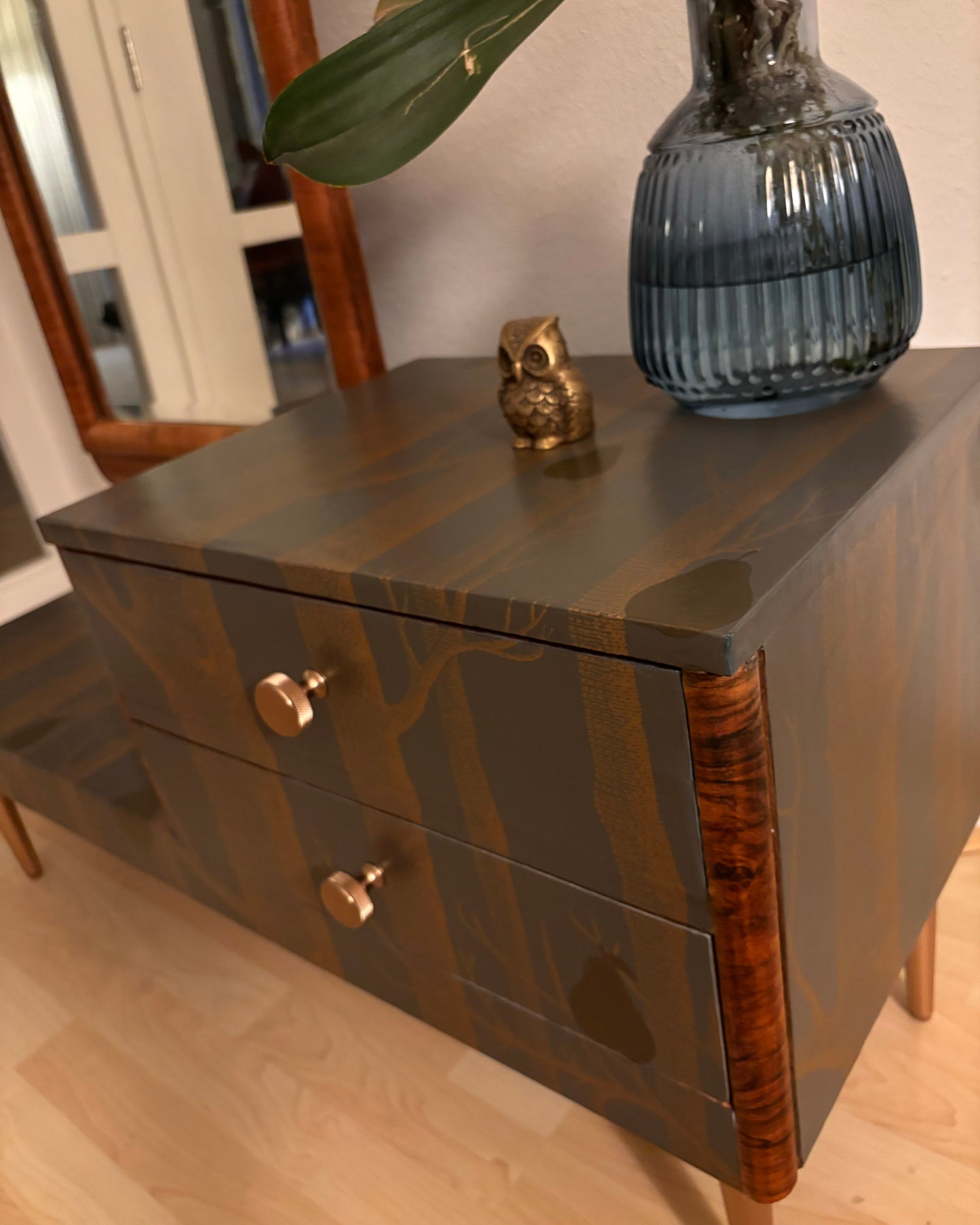 Vintage dressoir met spiegel bekleed met Woods & Pears van Cole&Son | The Vintage Vibe