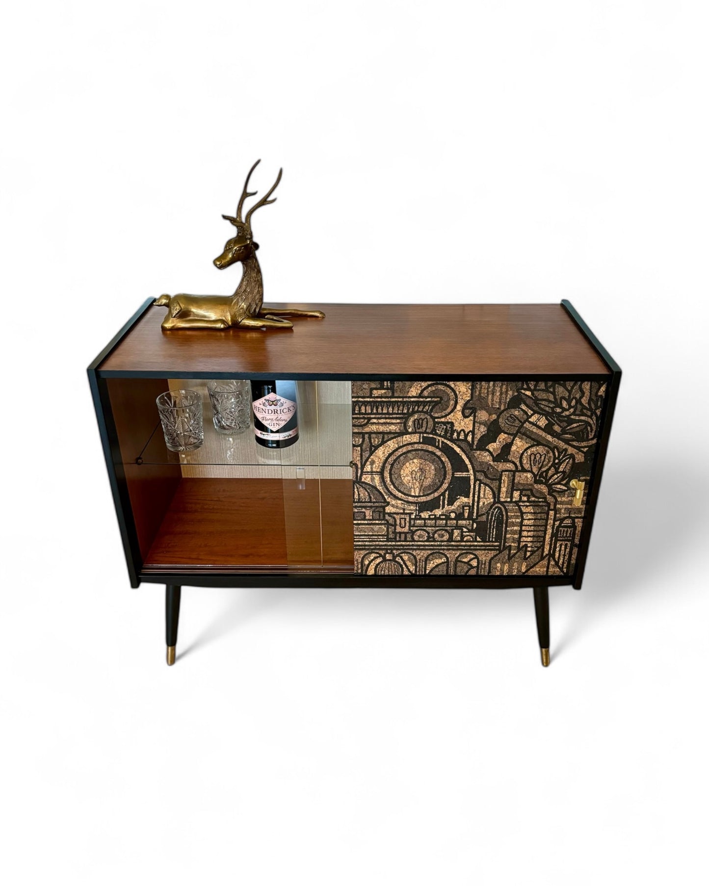 Mid Century dressoir met ‘Hit the North’ kurkprint | The Vintage Vibe