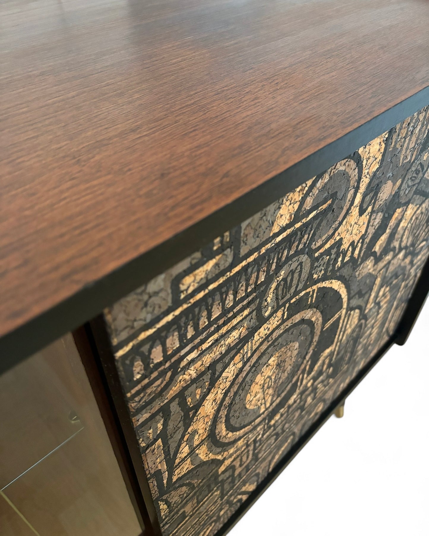 Mid Century dressoir met ‘Hit the North’ kurkprint | The Vintage Vibe