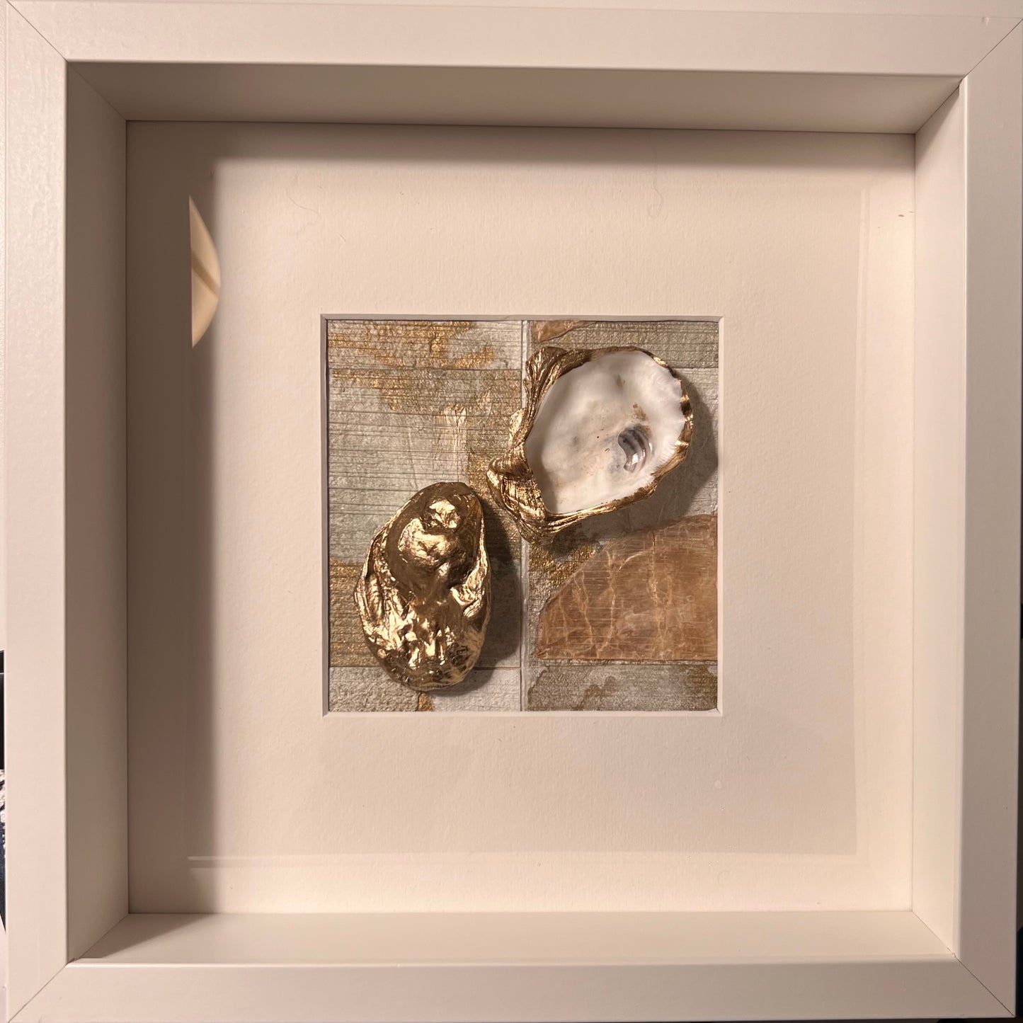 Gouden oesters in witte lijst | The Vintage Vibe
