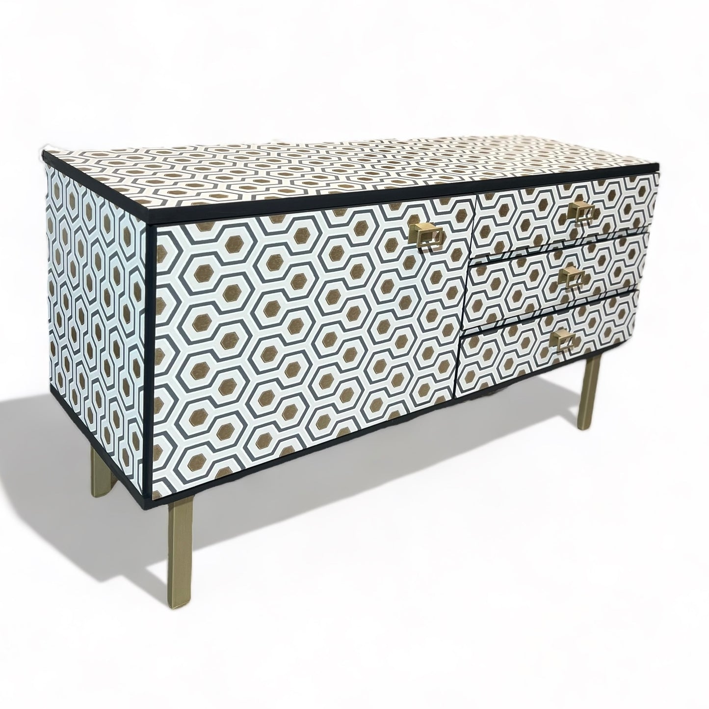 Vintage dressoir bekleed met Hicks Hexagon van Cole and Son | The Vintage Vibe