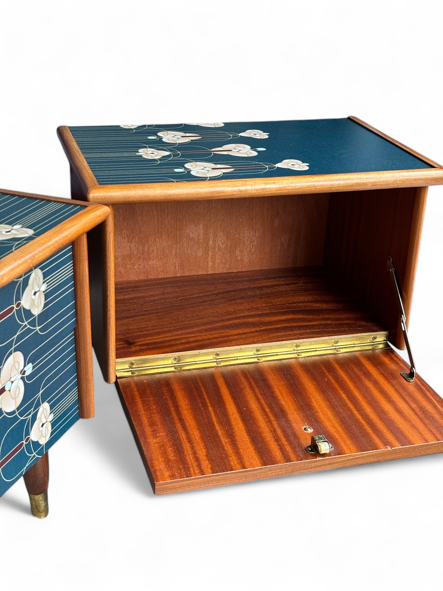 Vintage nachtkastjes bekleed met Art Deco print in goud met blauw | The Vintage Vibe