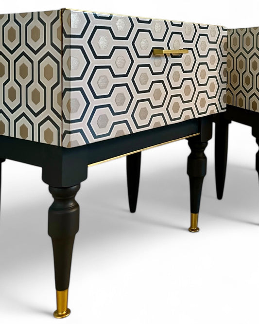 Mid Century kastjes met Hicks’ Hexagon van Cole & Son | The Vintage Vibe