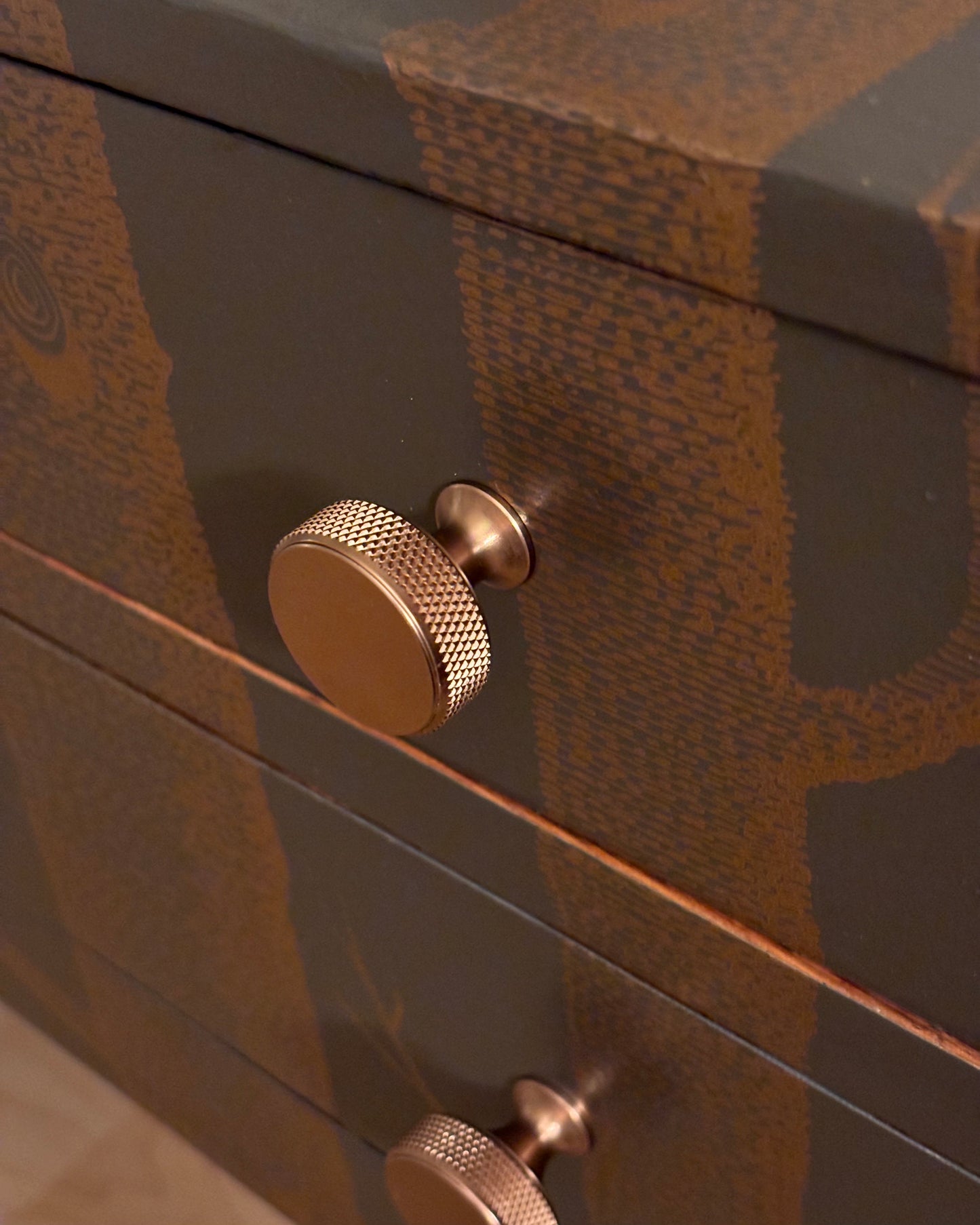 Vintage dressoir met spiegel bekleed met Woods & Pears van Cole&Son | The Vintage Vibe