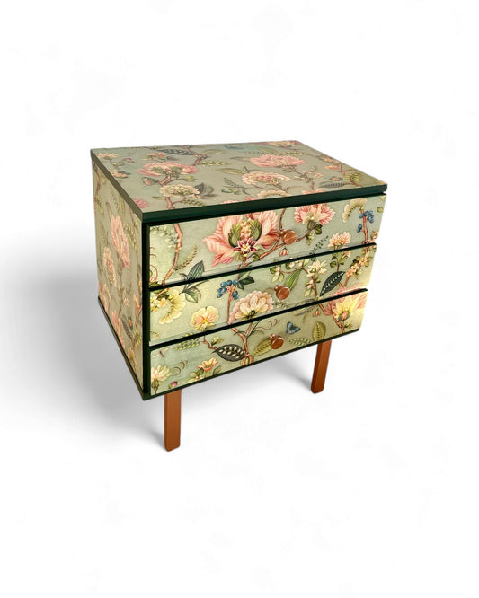 Vintage cabinet Fabolous Flowers | The Vintage Vibe