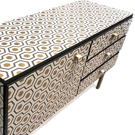 Vintage dressoir bekleed met Hicks Hexagon van Cole and Son | The Vintage Vibe