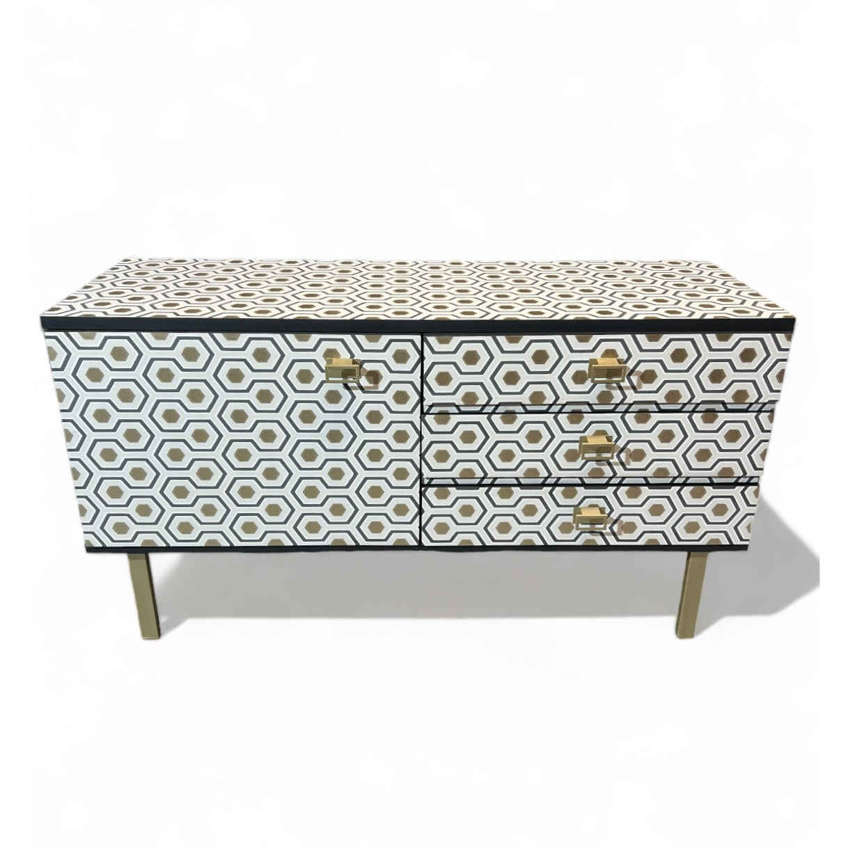 Vintage dressoir bekleed met Hicks Hexagon van Cole and Son | The Vintage Vibe