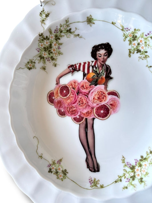 Vintage Wandbord Dame met Bloemenrok | The Vintage Vibe