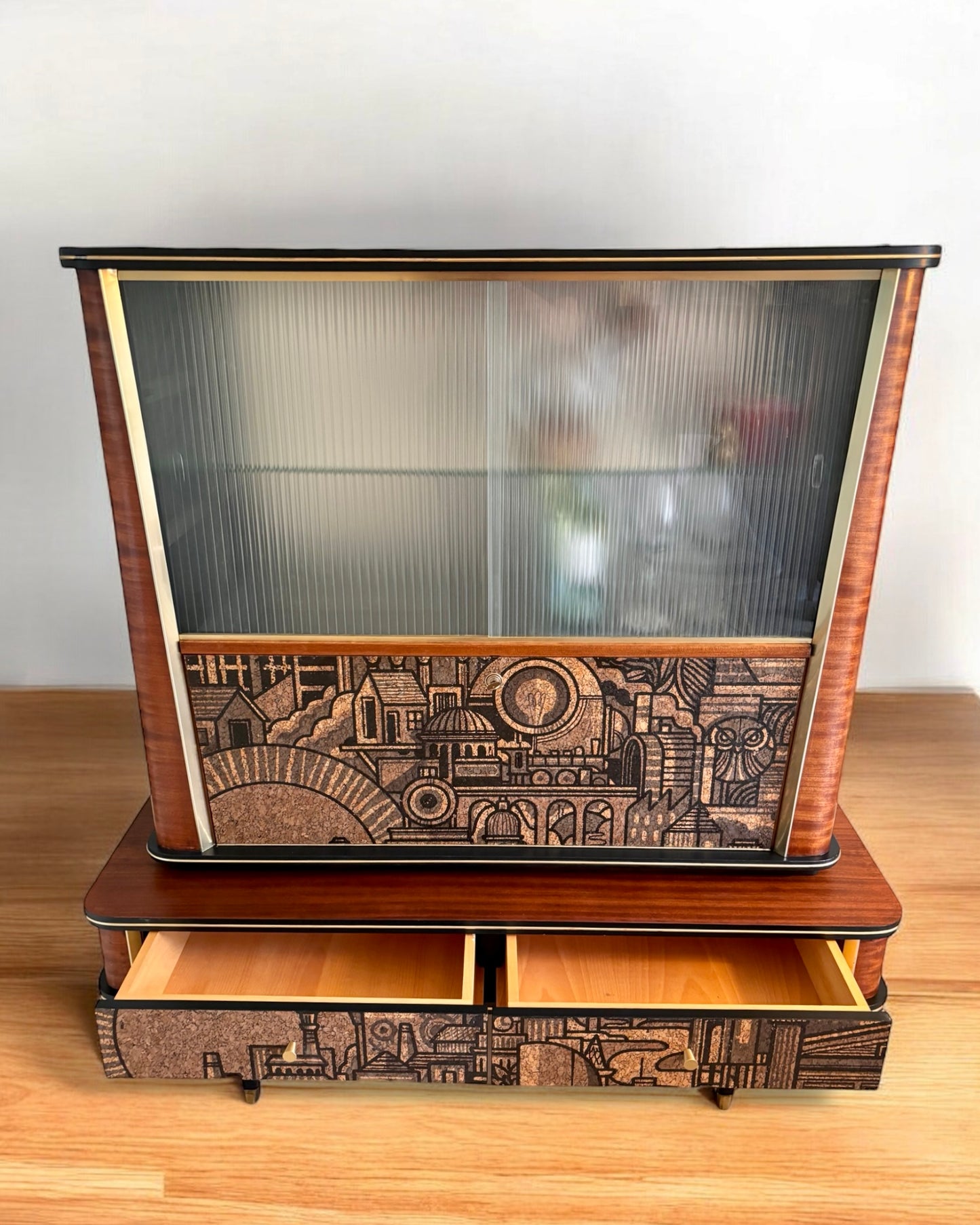 Vintage midcentury drankenkast met vitrine met ‘Hit the North’ kurkprint | The Vintage Vibe