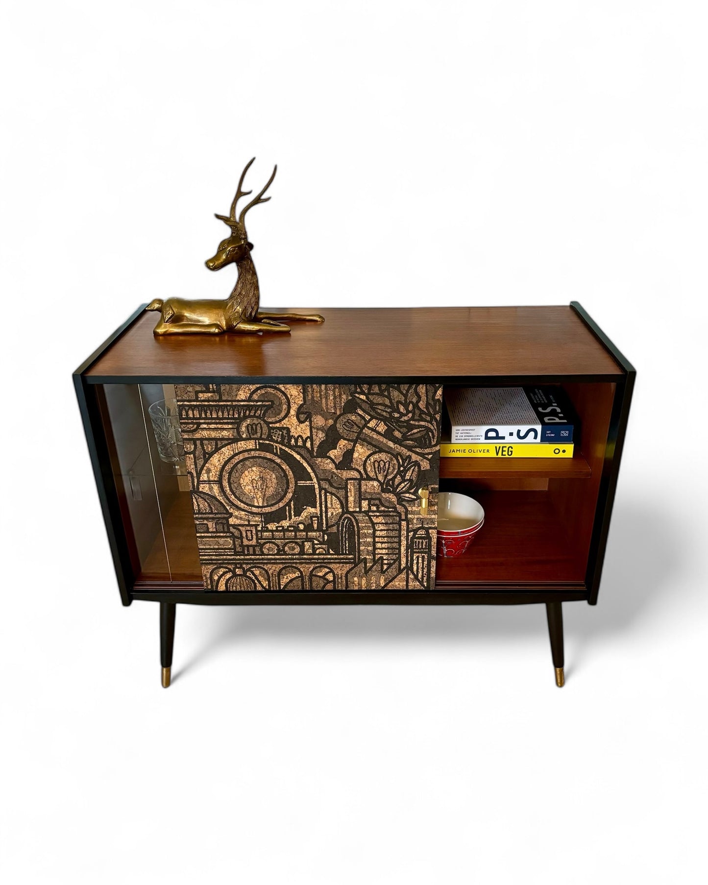 Mid Century dressoir met ‘Hit the North’ kurkprint | The Vintage Vibe