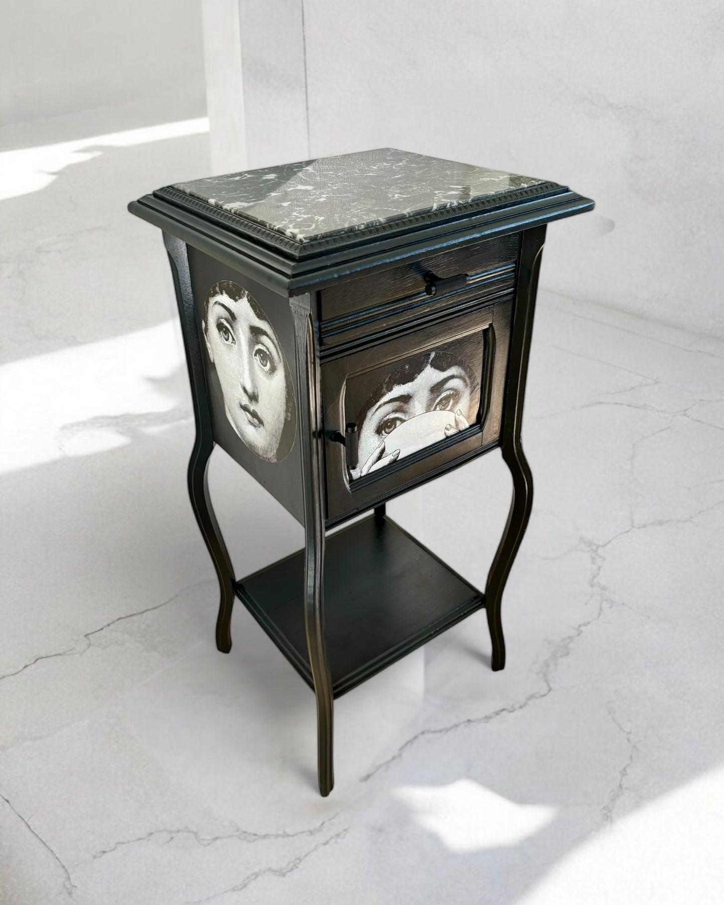 Vintage kastje met marmer blad en Fornasetti Tema e Variazioni | The Vintage Vibe