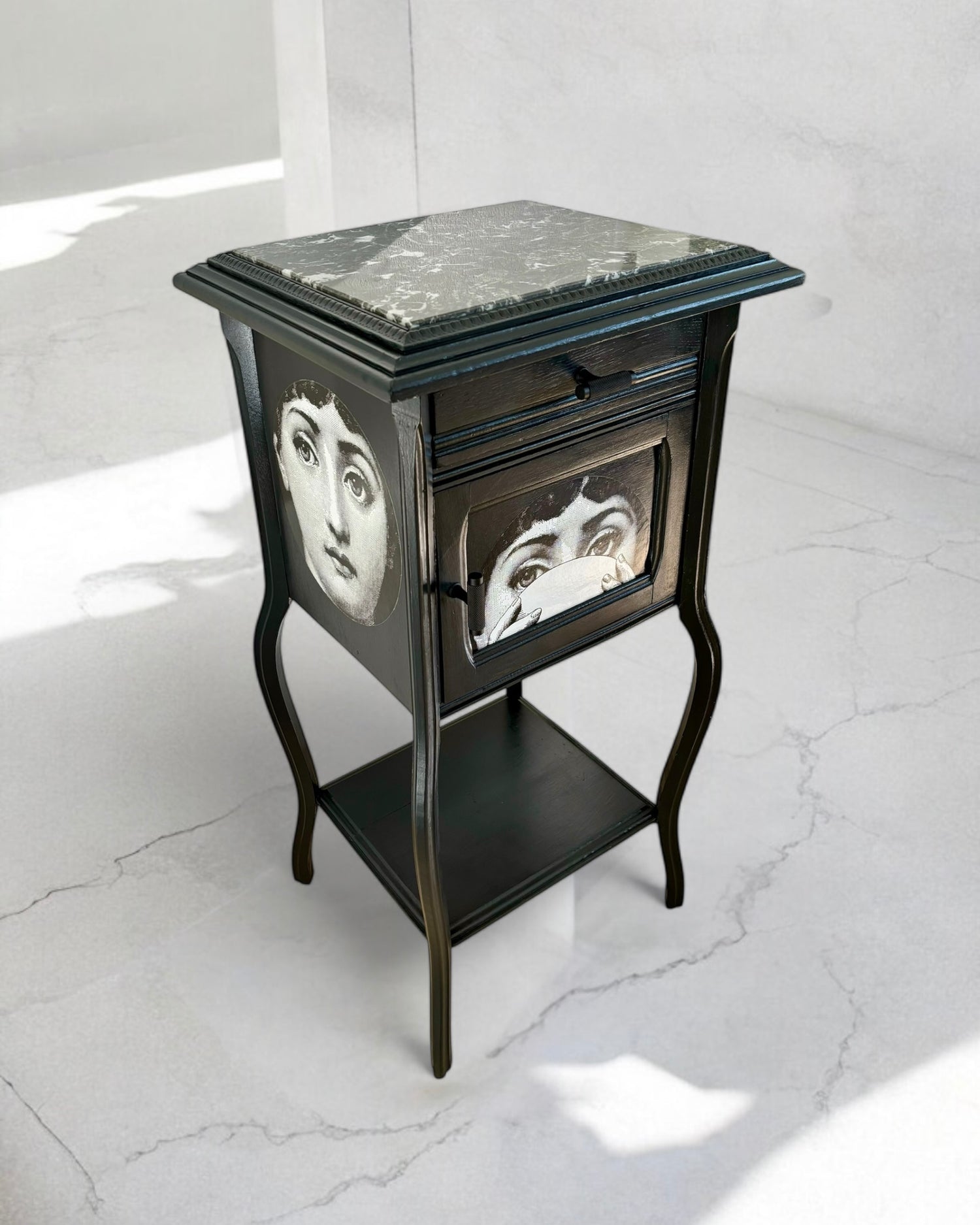 Vintage kastje met marmer blad en Fornasetti Tema e Variazioni | The Vintage Vibe