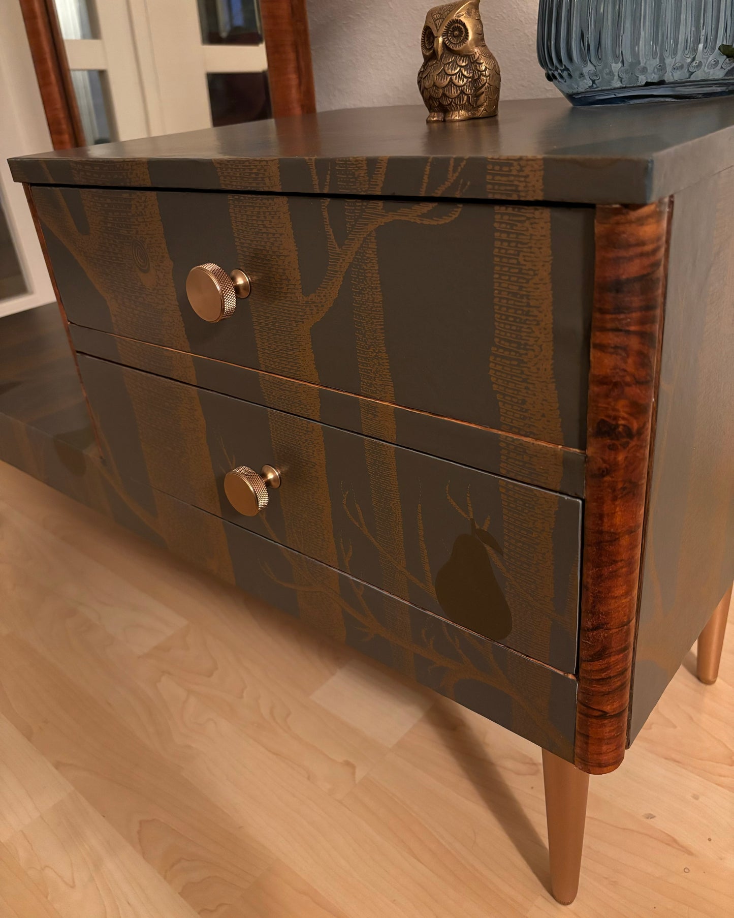 Vintage dressoir met spiegel bekleed met Woods & Pears van Cole&Son | The Vintage Vibe