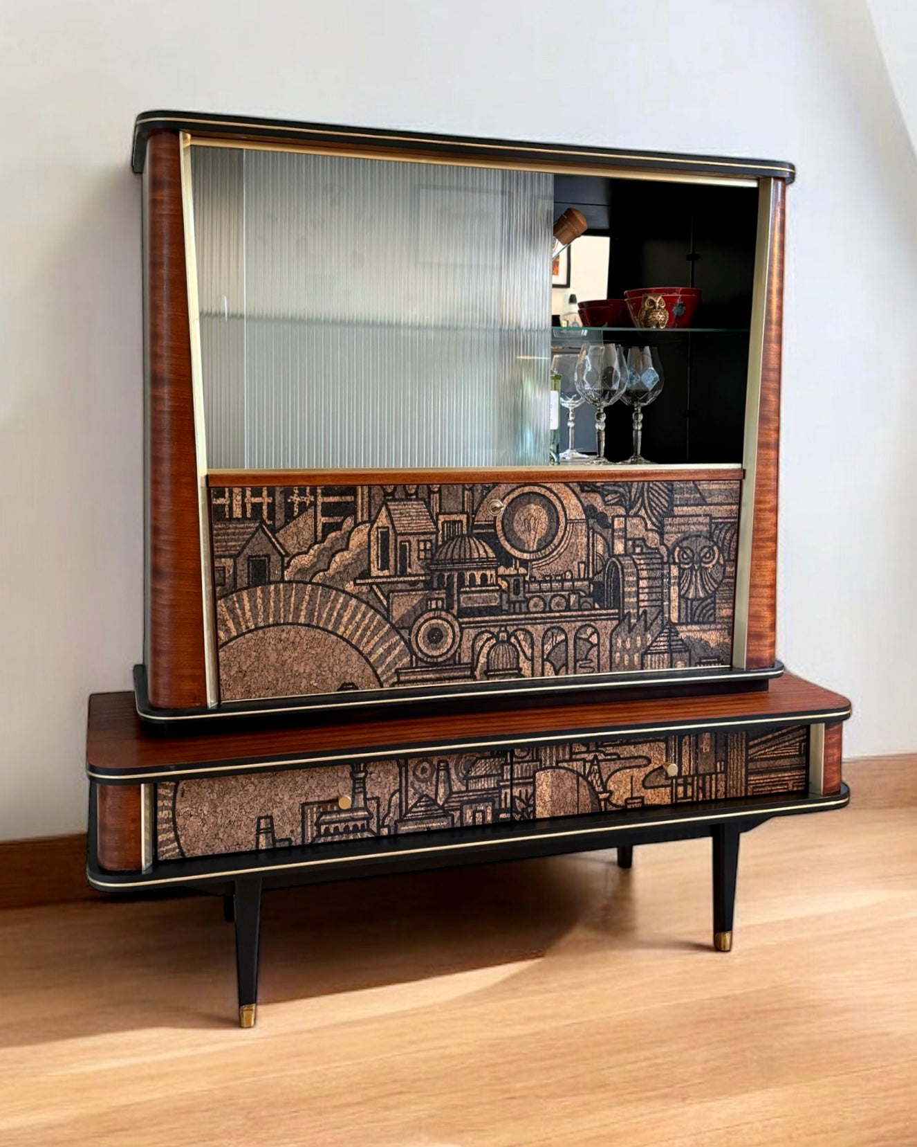 Vintage midcentury drankenkast met vitrine met ‘Hit the North’ kurkprint | The Vintage Vibe