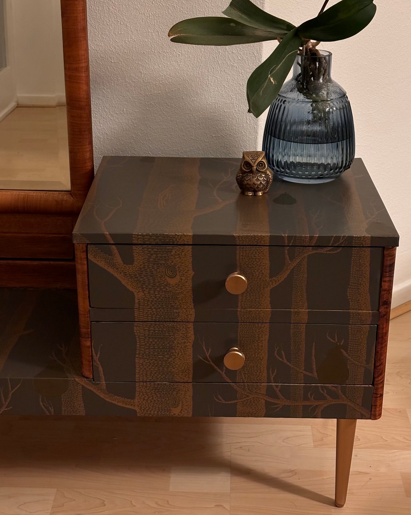 Vintage dressoir met spiegel bekleed met Woods & Pears van Cole&Son | The Vintage Vibe