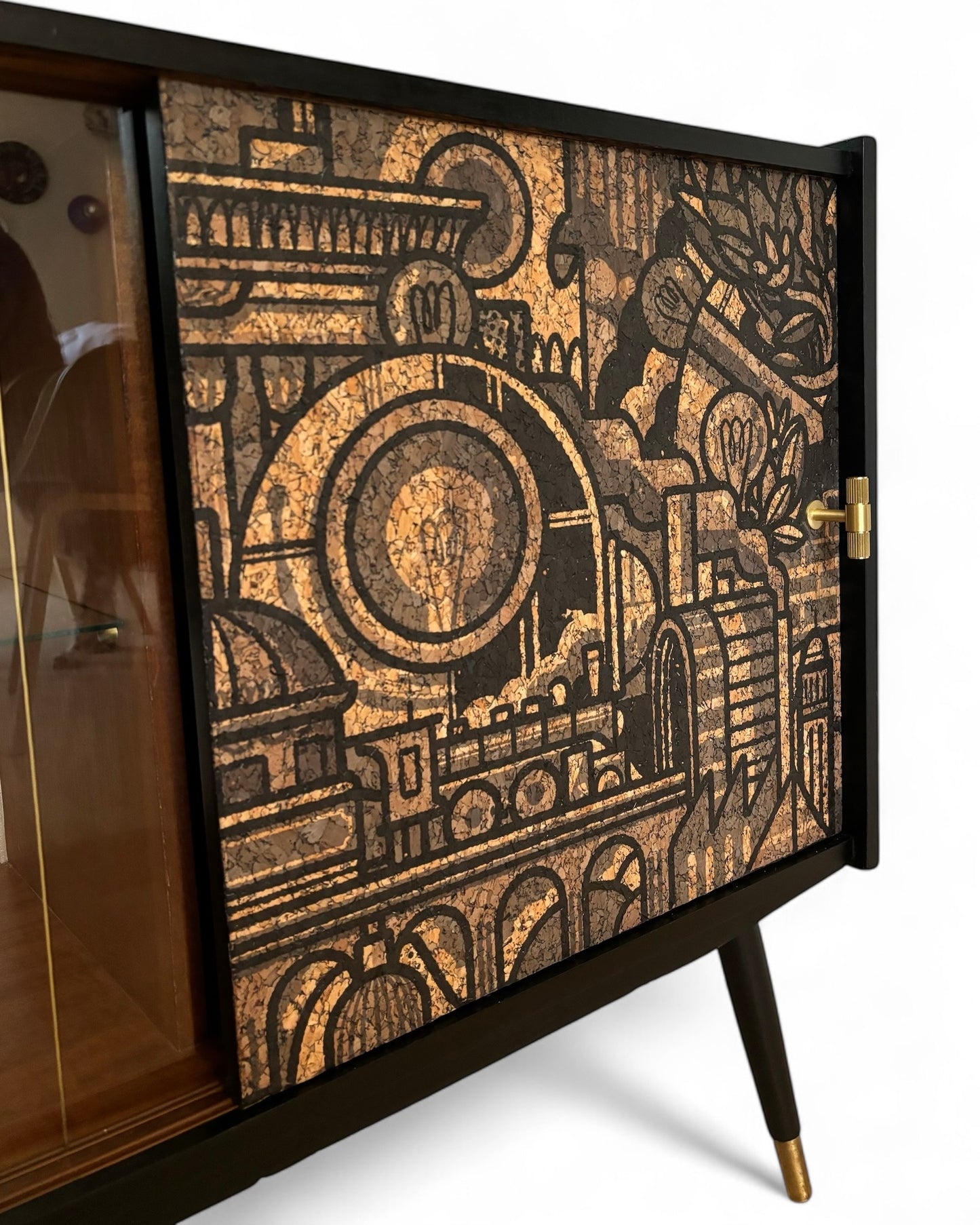 Mid Century dressoir met ‘Hit the North’ kurkprint | The Vintage Vibe