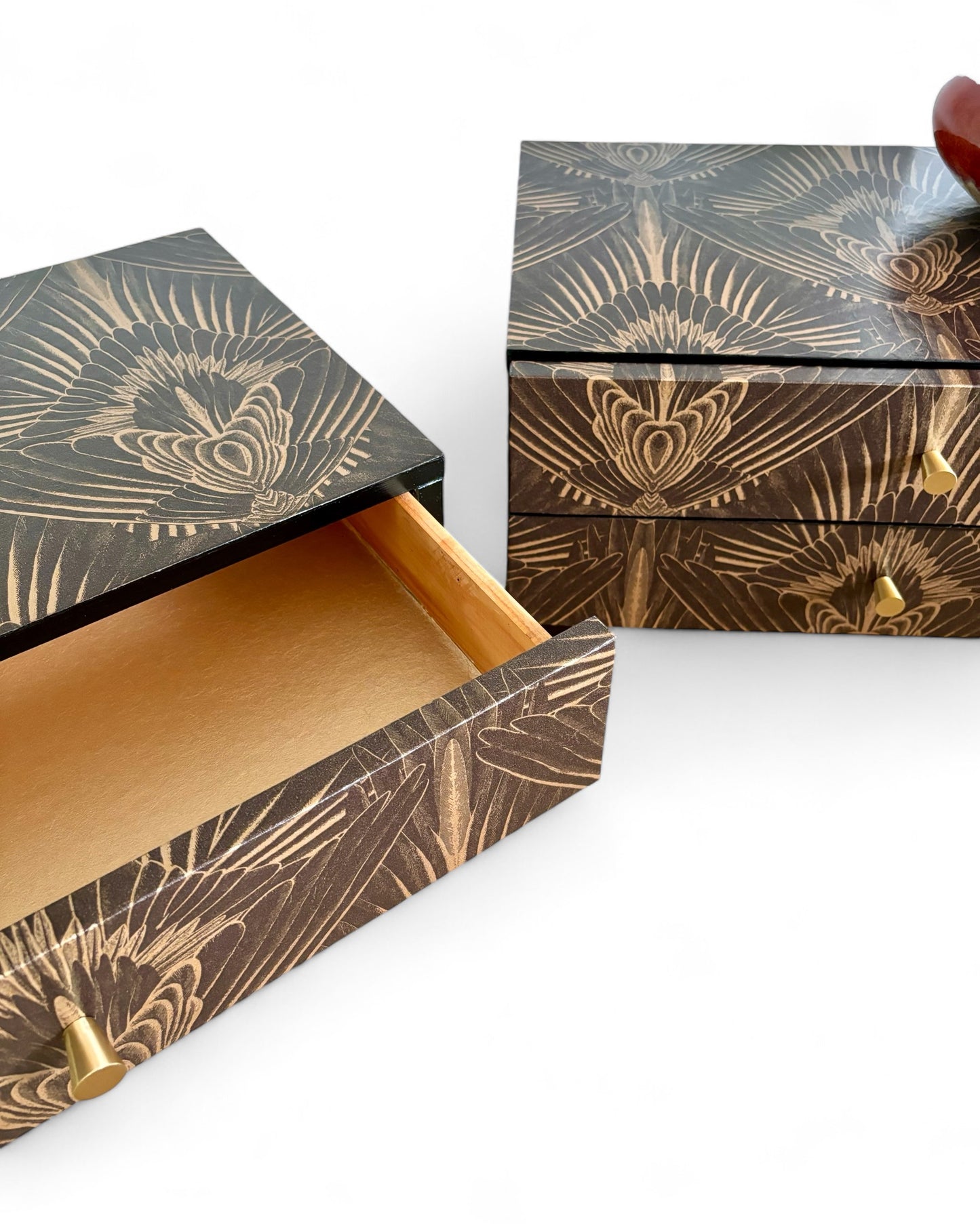 Vintage nachtkastjes bekleed met Art Deco print in goud met bruin | The Vintage Vibe