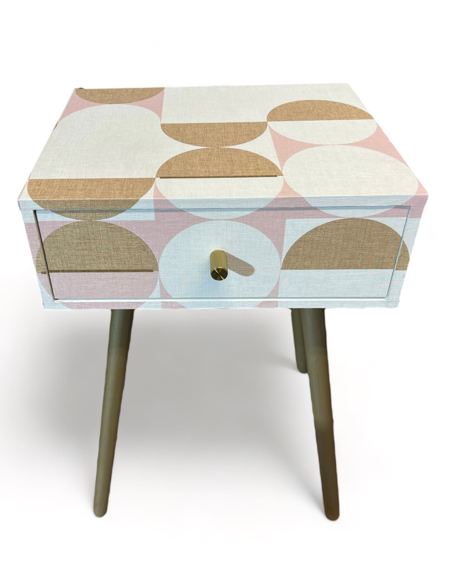 Vintage nachtkastjes in roze, wit en goud | The Vintage Vibe