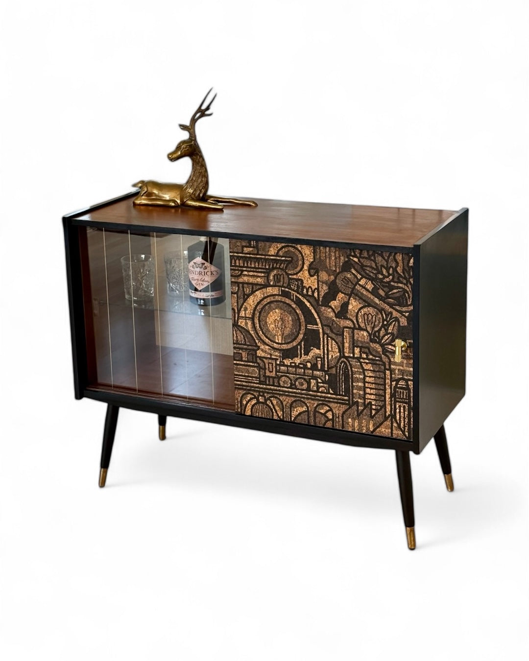 Mid Century dressoir met ‘Hit the North’ kurkprint | The Vintage Vibe