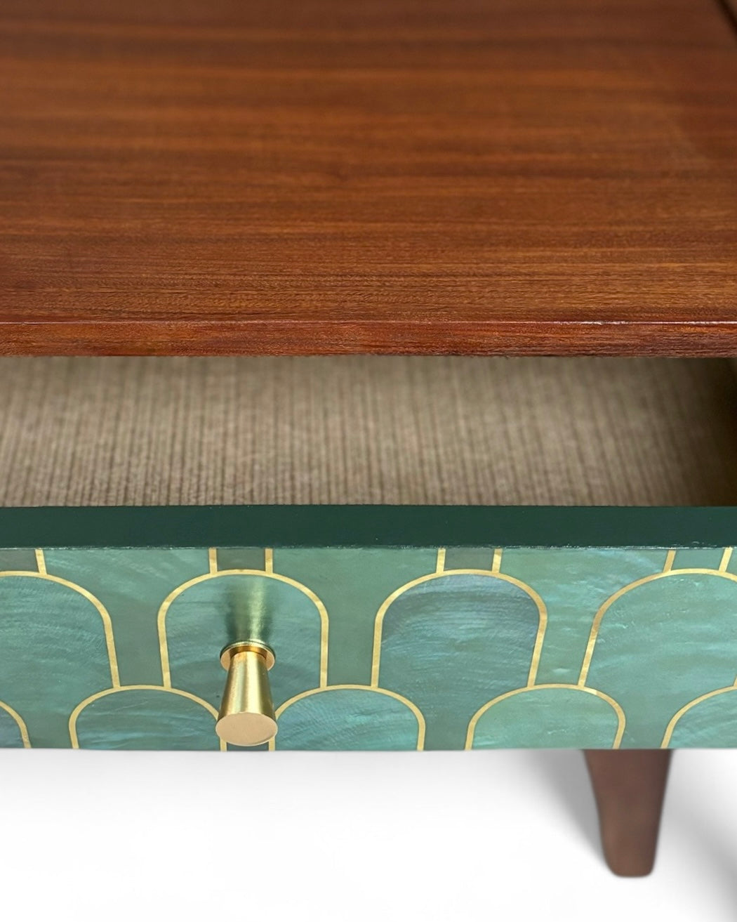 Vintage nachtkastjes bekleed met Nizwa Jade van Bethan Gray | The Vintage Vibe