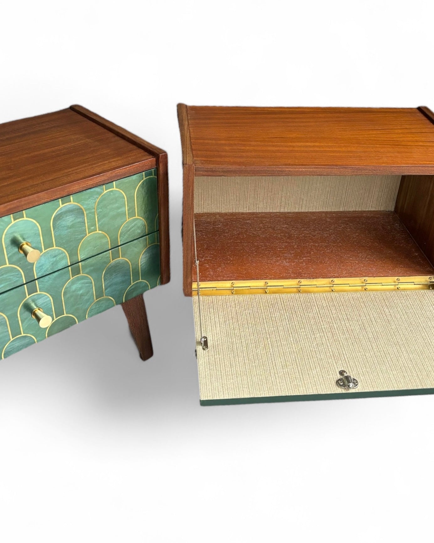 Vintage nachtkastjes bekleed met Nizwa Jade van Bethan Gray | The Vintage Vibe