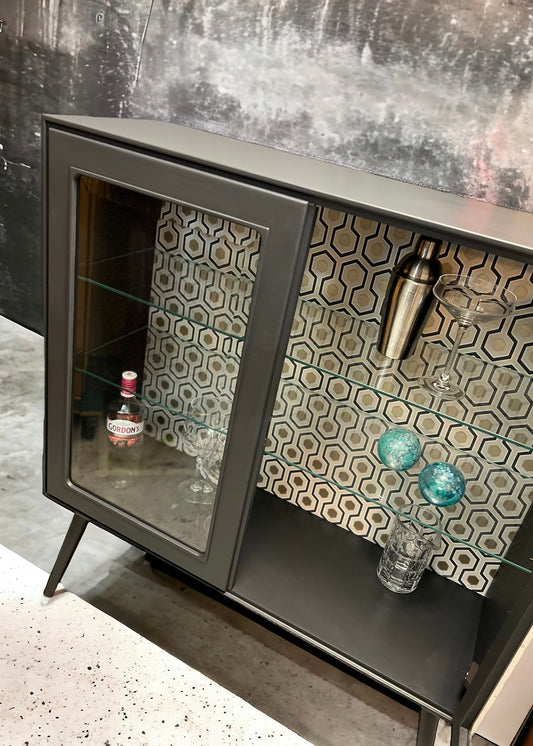 Mid Century Modern vitrinekast in grijs met goud | The Vintage Vibe