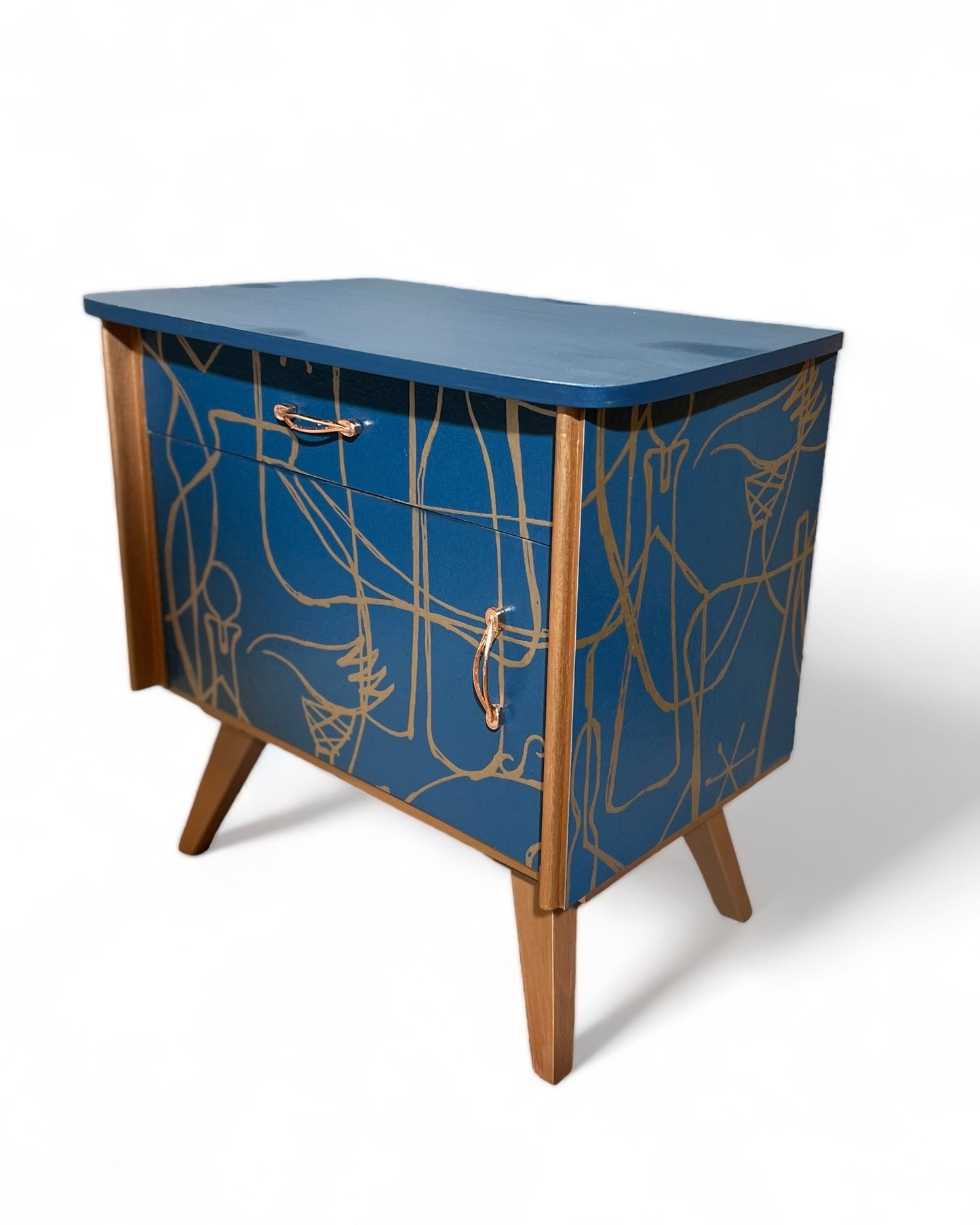 Vintage kastje in Atelier by Mini Moderns | The Vintage Vibe