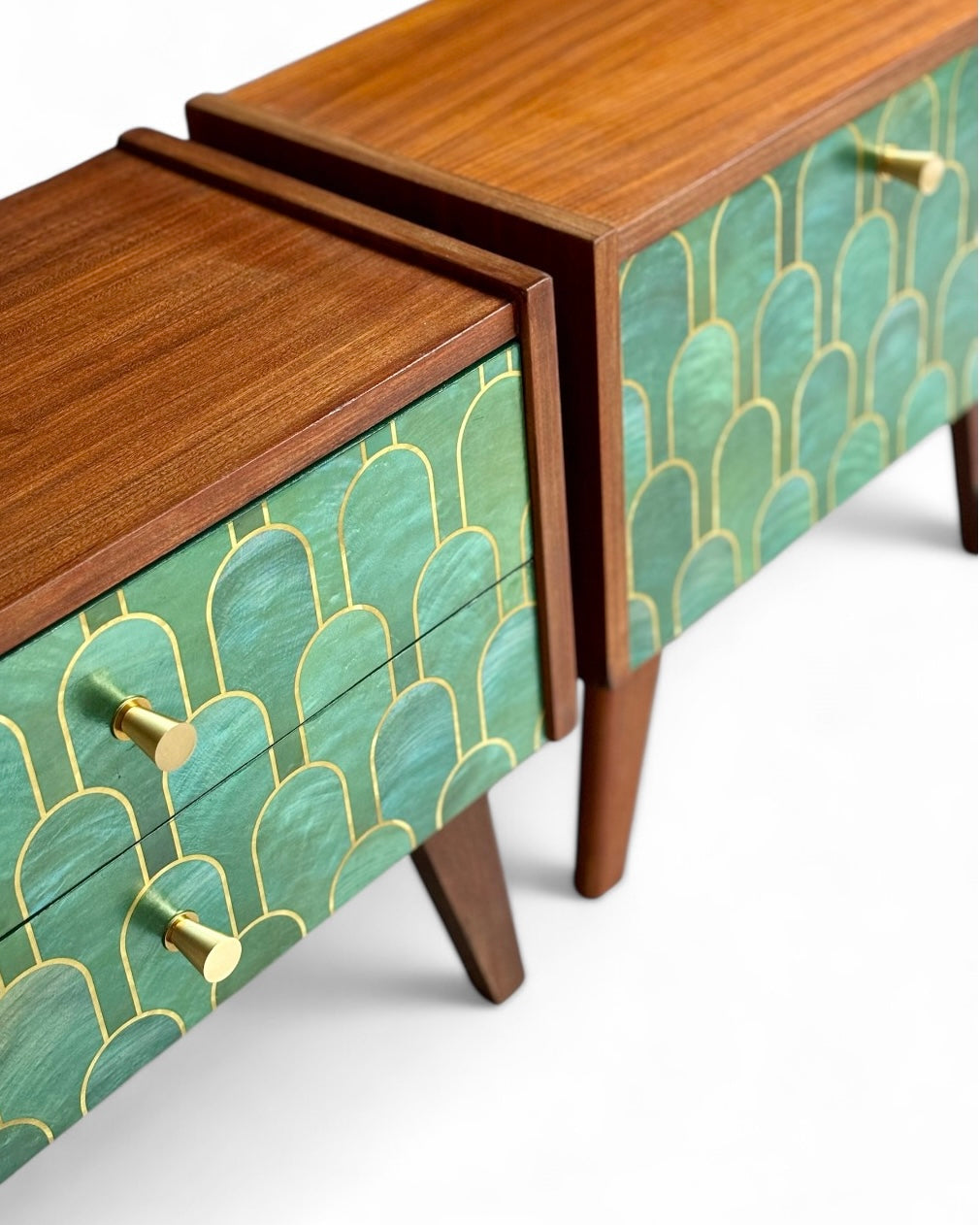Vintage nachtkastjes bekleed met Nizwa Jade van Bethan Gray | The Vintage Vibe