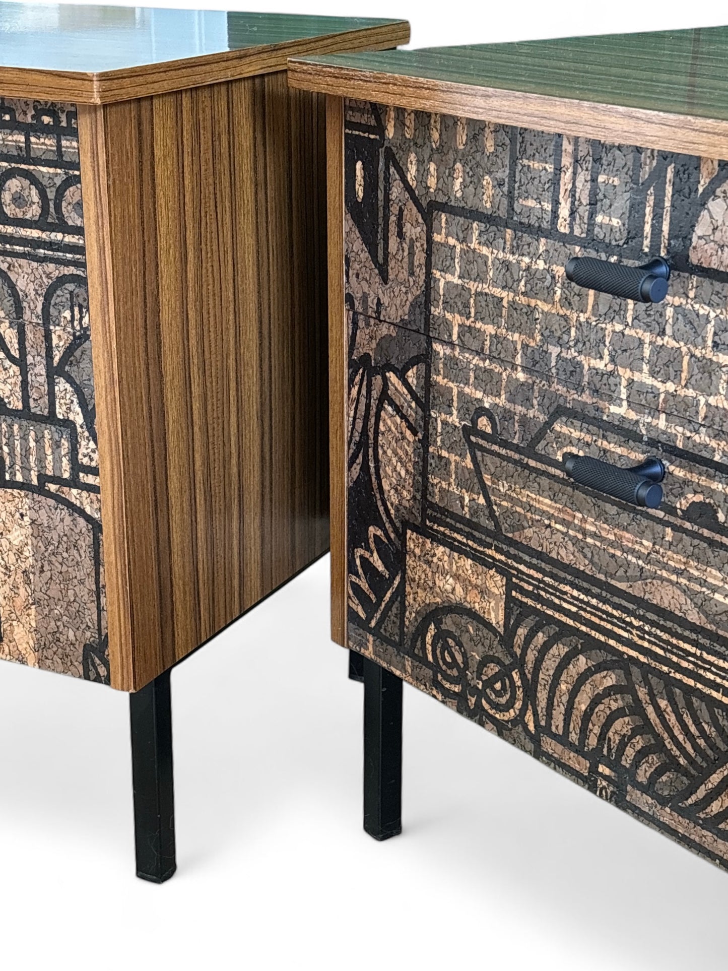 Vintage nachtkastjes bekleed met ‘Hit the North’ kurkprint | The Vintage Vibe