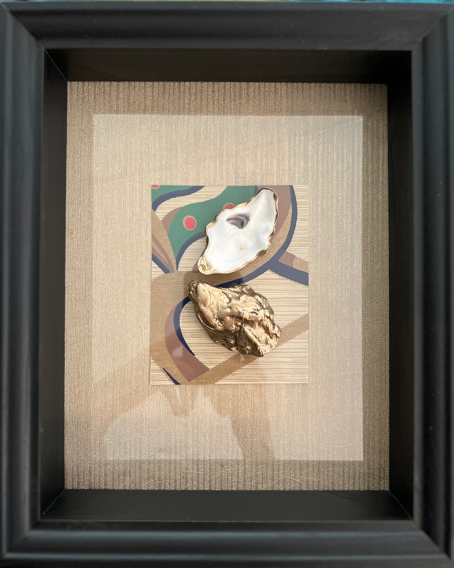 Golden oysters in black frame | The Vintage Vibe