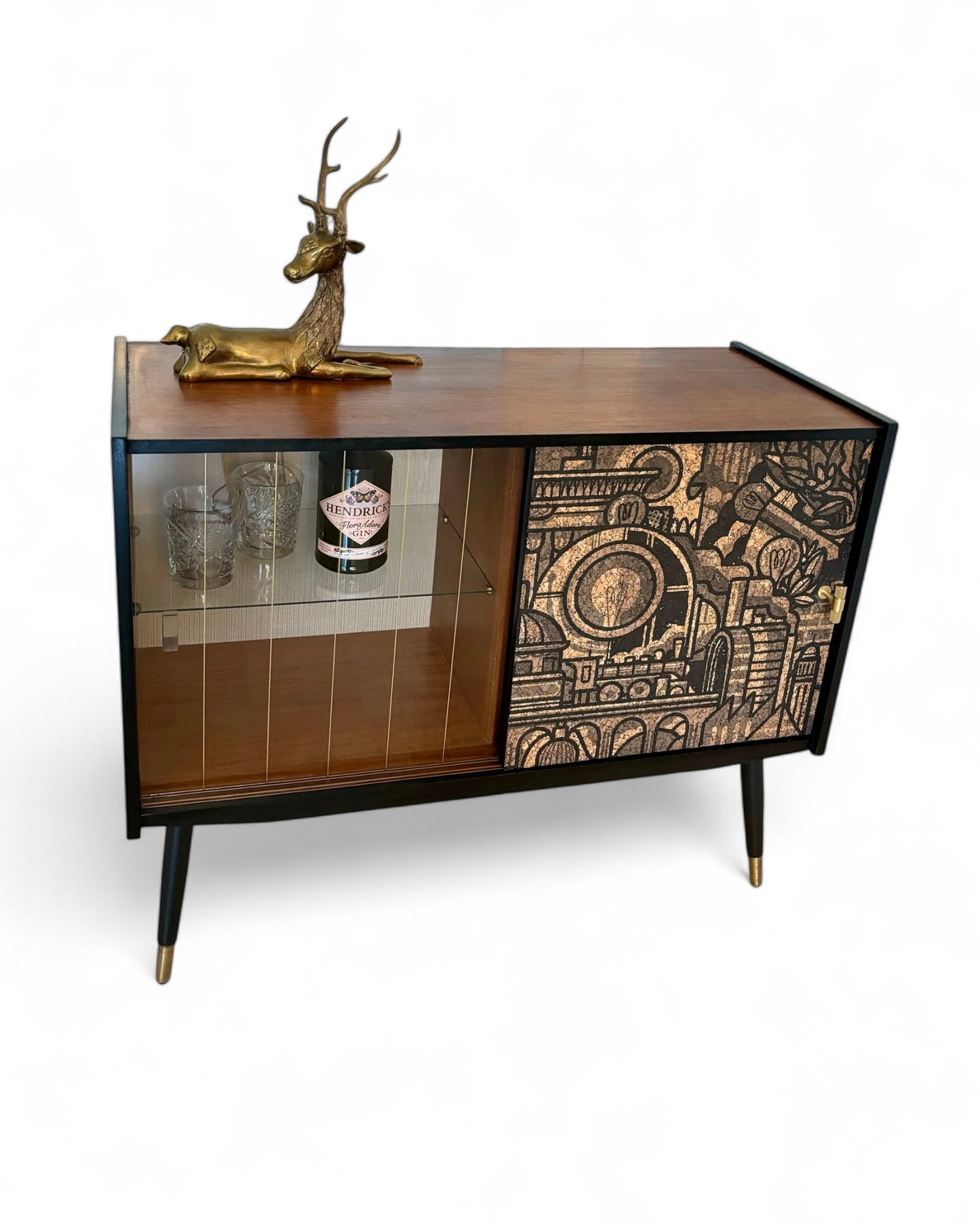 Mid Century dressoir met ‘Hit the North’ kurkprint | The Vintage Vibe