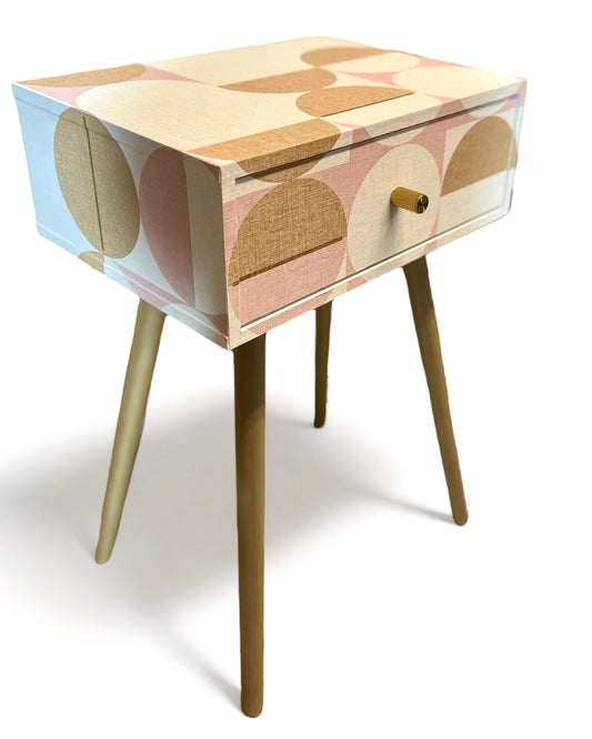 Vintage nachtkastjes in roze, wit en goud | The Vintage Vibe