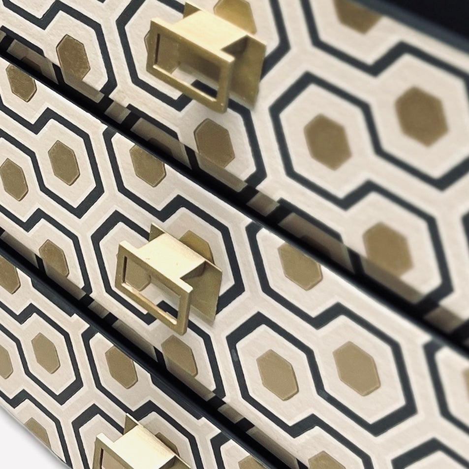 Vintage dressoir bekleed met Hicks Hexagon van Cole and Son | The Vintage Vibe